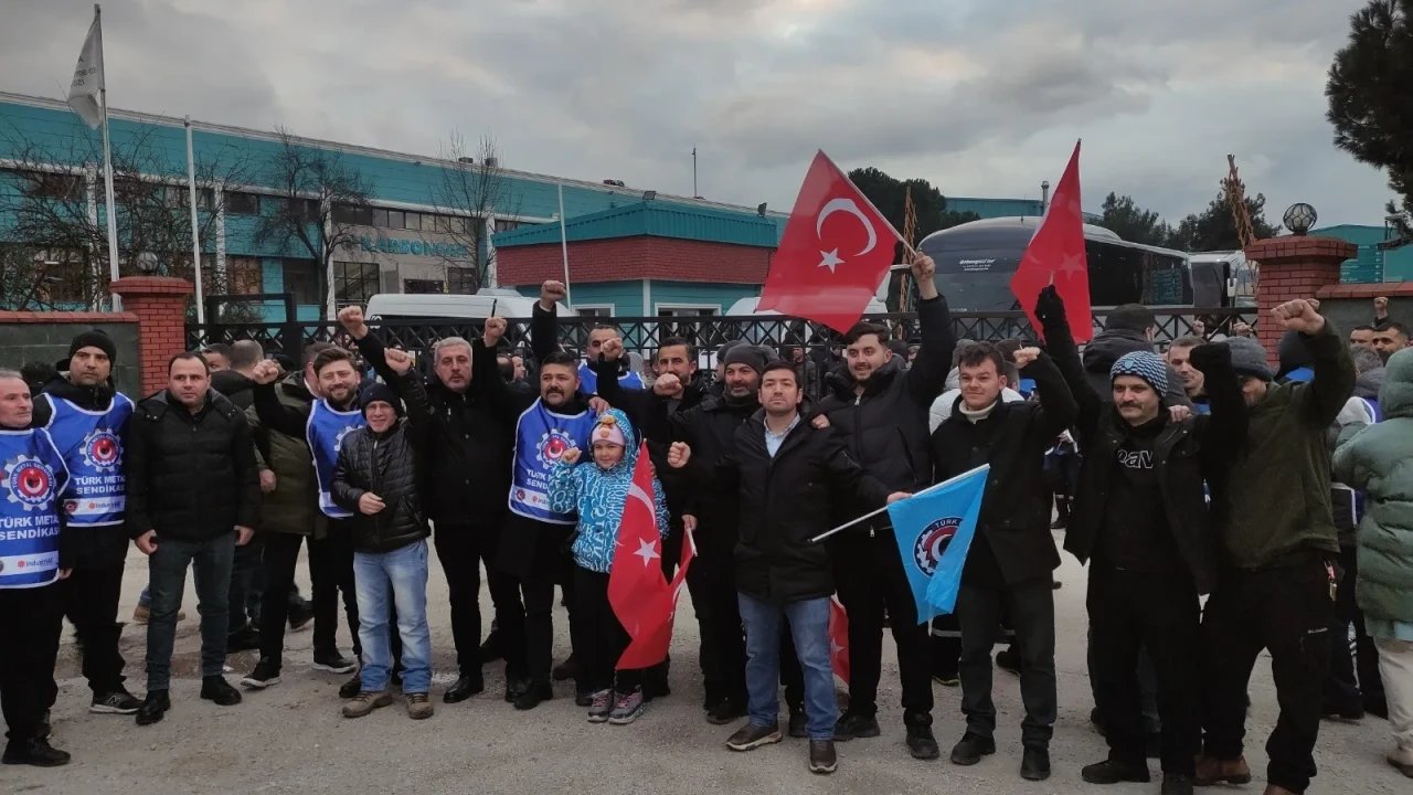 Bursa’da sendika zaferi: Karbosan işçileri çiftetelli ile kutladı