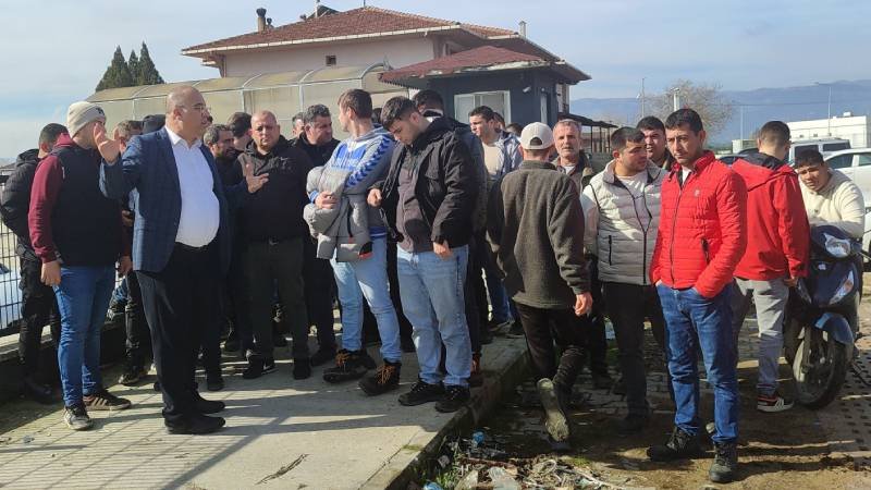 İzmir Büyükşehir Belediyesi’nde ücretsiz izne çıkarılan işçilerin eylemi sürüyor; “Bu kavgada geri adım atmayacağız”