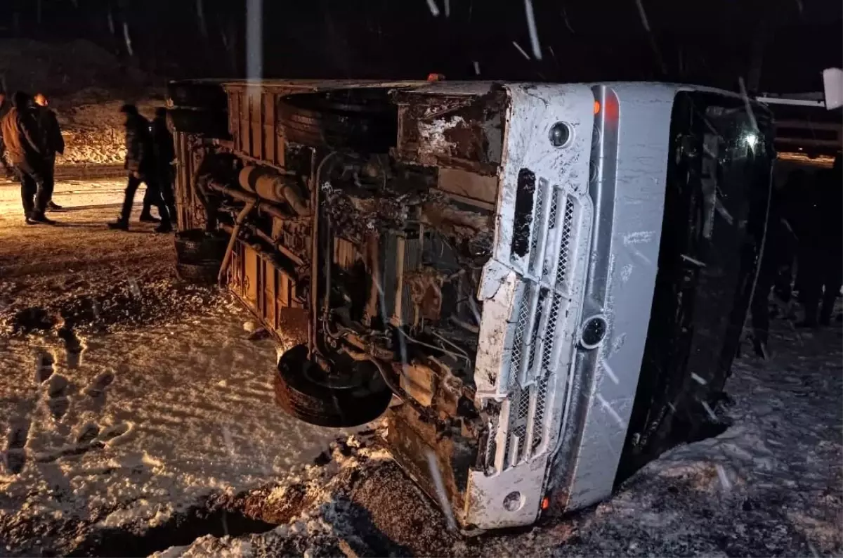 Kütahya’da İşçi Servis Aracı Kaza Yaptı: 3 Yaralı