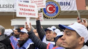 Kamu sözleşmesinin aylardır imzalanmaması üzerine emekçi, bakanlık önüne gidiyor: İşçi sesini yükseltiyor