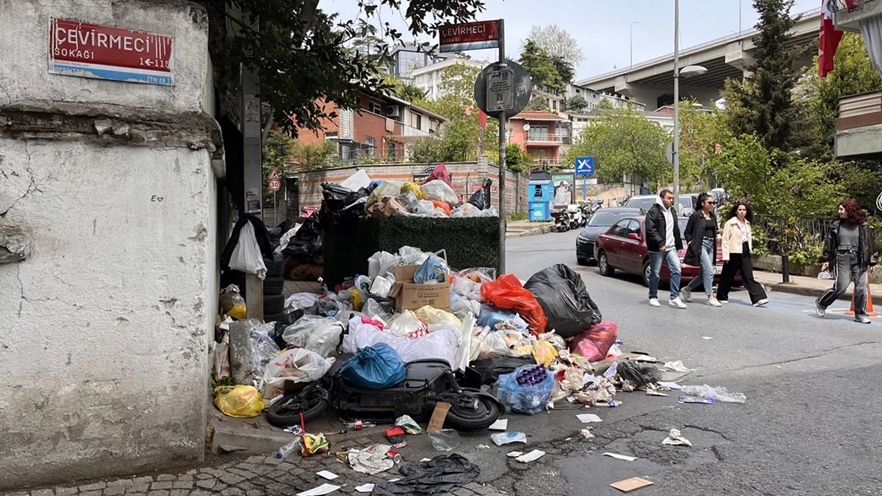 Beşiktaş’ta çöp krizi: Maaş alamayan işçiler iş bıraktı!