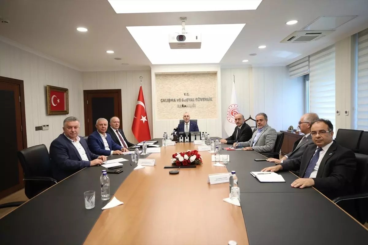 TÜRK-İŞ ve HAK-İŞ, Kamu İşçileri İçin Zam Teklifini Görüşüyor