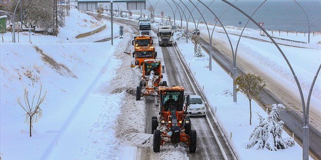 Ulaştırma ekiplerinin karla mücadele mesaisi başladı